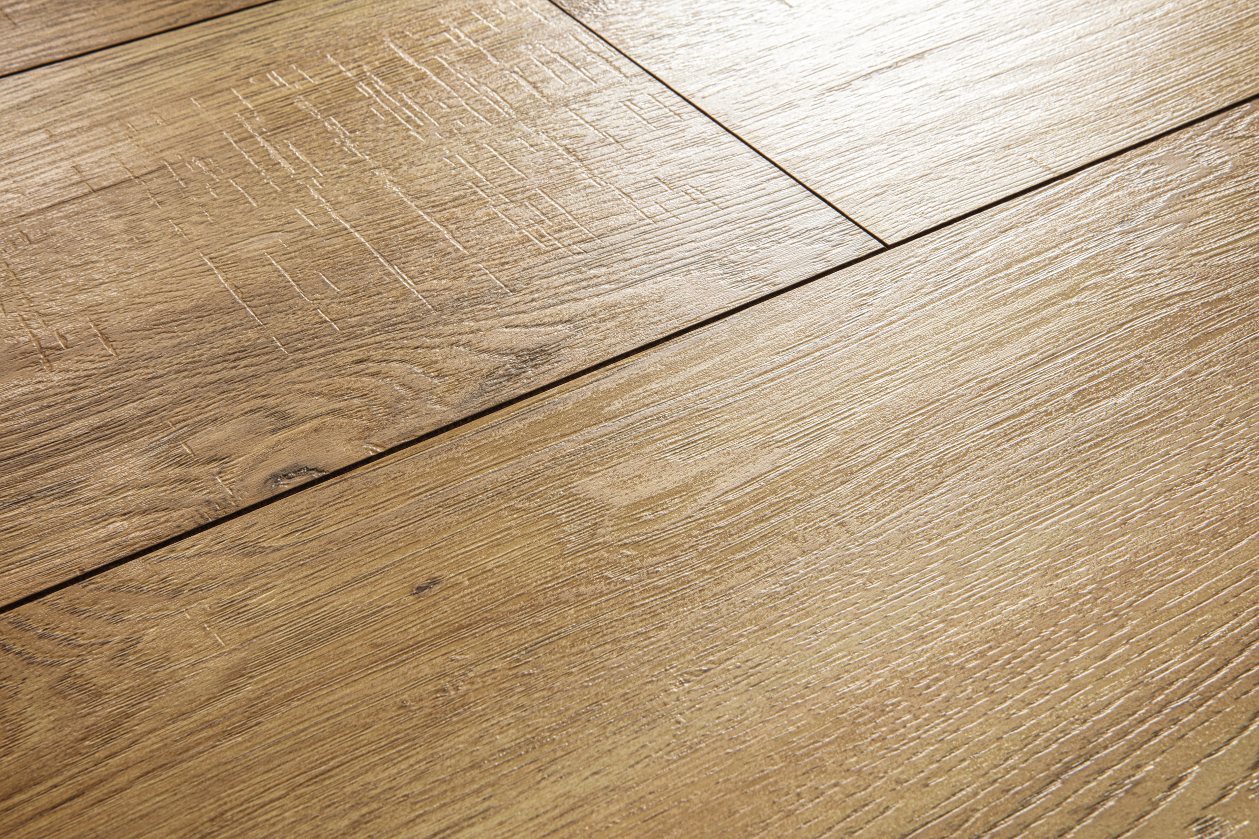 Laminatboden Hickory OREGON mit ausgeprägter Holzmaserung und Struktur, geeignet für Bodenbeläge und Innenausbauten.