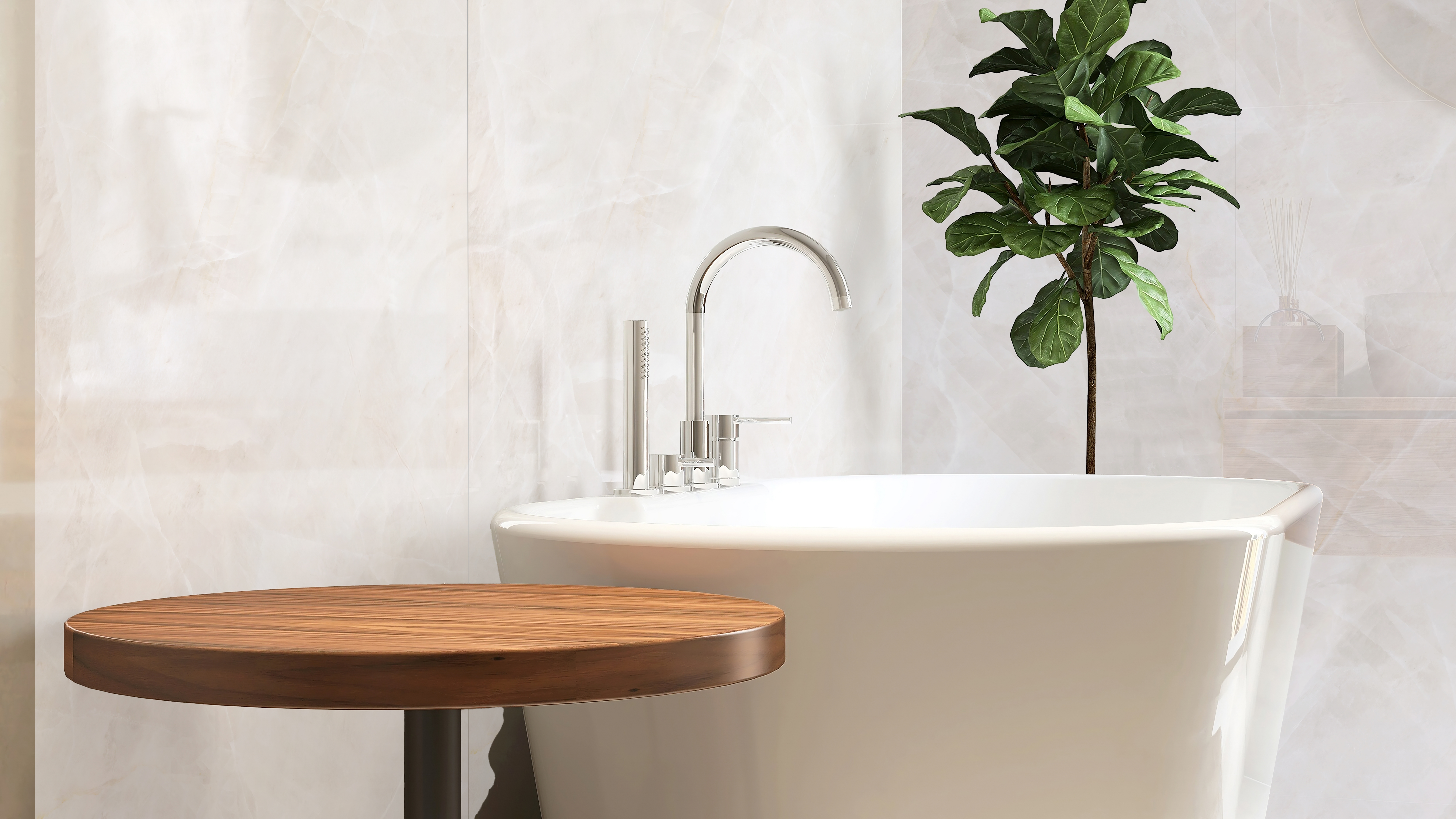 Moderne Badgestaltung mit Marmoroptik-Wandgestaltung, freistehender Badewanne und einem Holztisch.