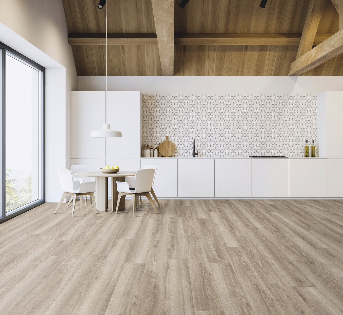 Hellgrauer Holzoptik Bodenbelag in einer modernen Küche mit weißen Fronten und einer Hexagon-Fliesenwand. Raumgestaltung