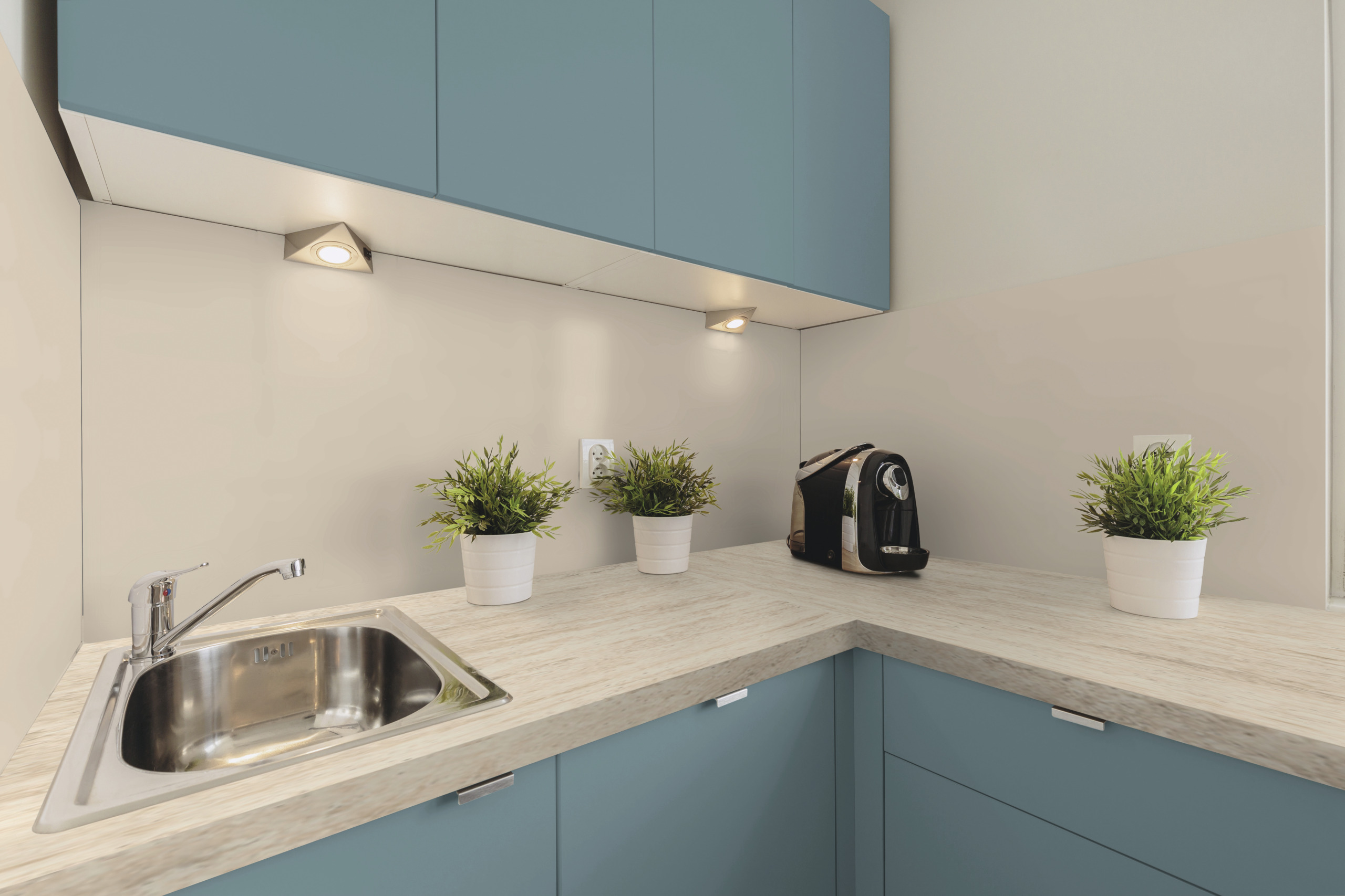 kitchen, Küche, blaue Schränke, Marmor-Arbeitsplatte, Spüle