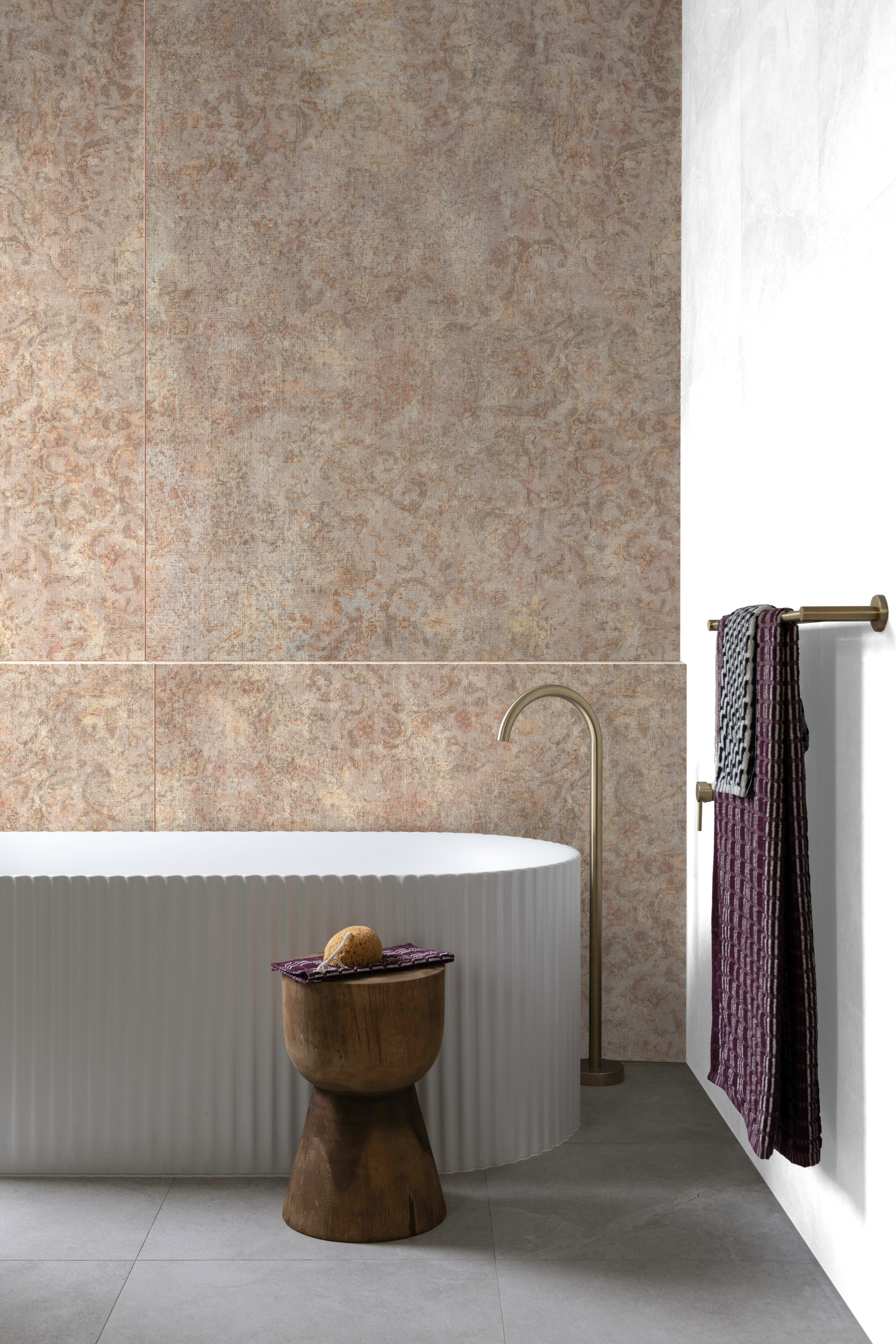 freistehendeBadewanne, römertisch, tub, bodengleicheBadewanne, ton-in-Ton-ornament