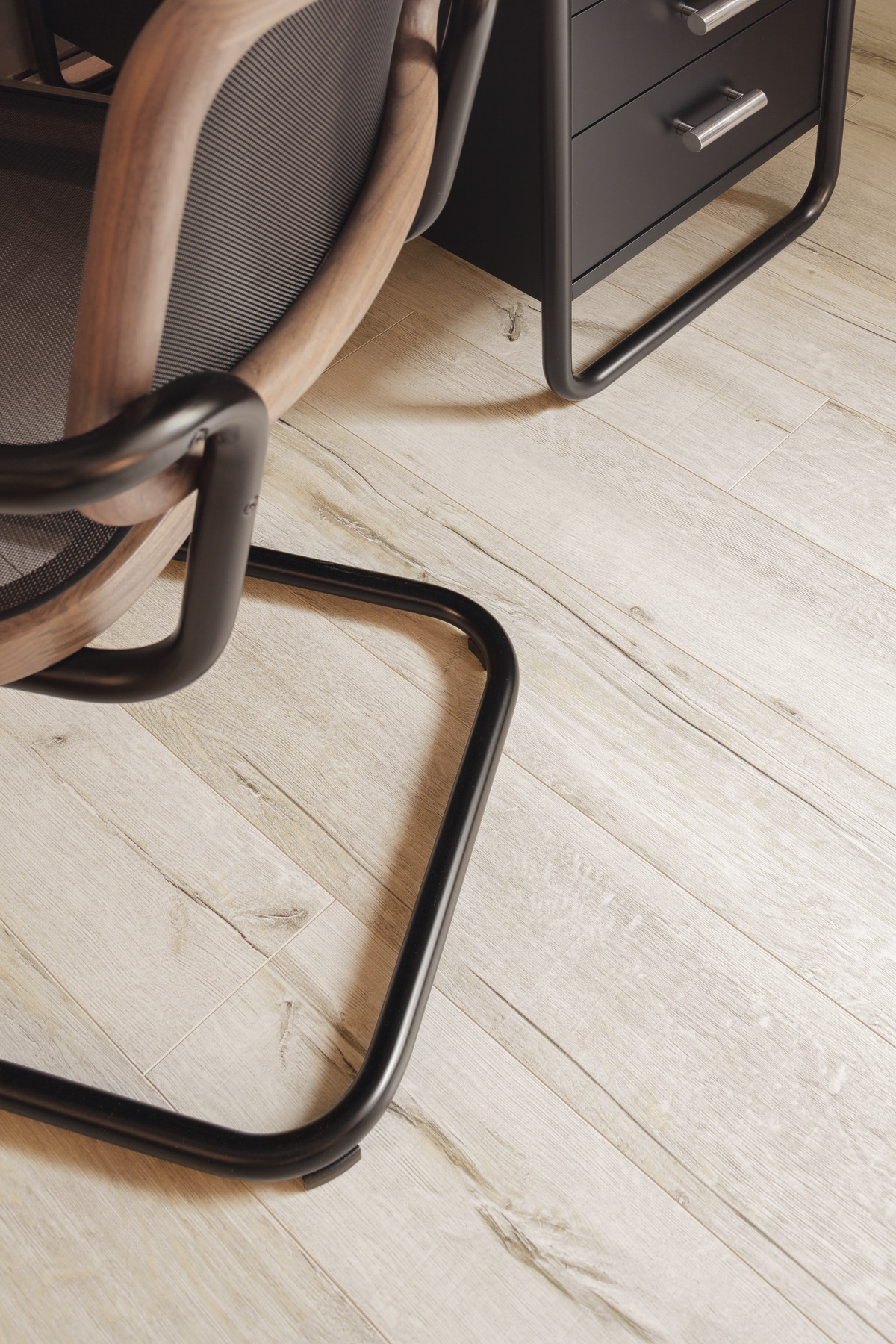 Laminatboden Eiche BARI mit heller Holzoptik und feiner Maserung als Bodenbelag in einer Büroumgebung.