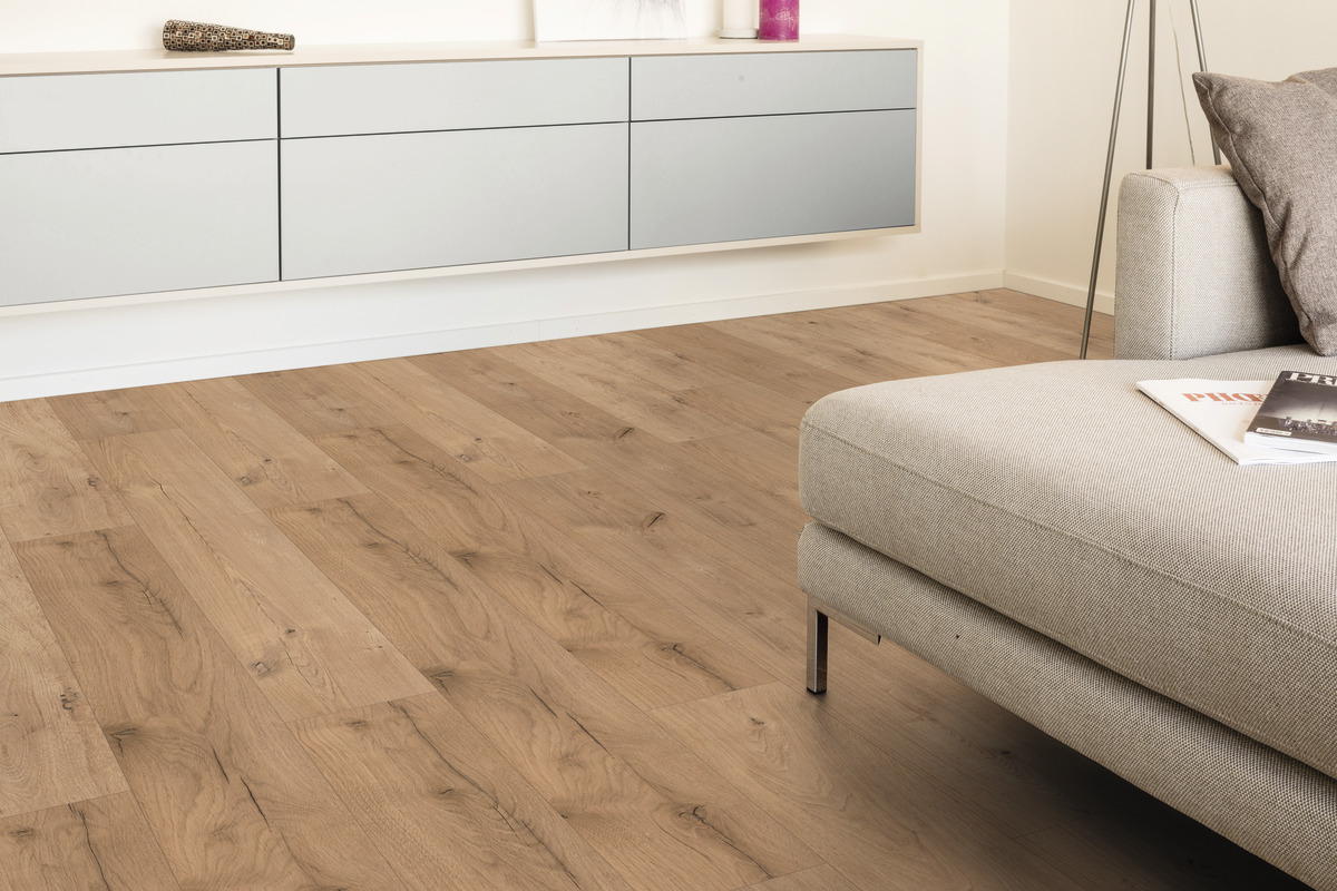 Helle Holzoptik Bodenbelag in modernem Raum mit grauer Wohnlandschaft und Wandregal.