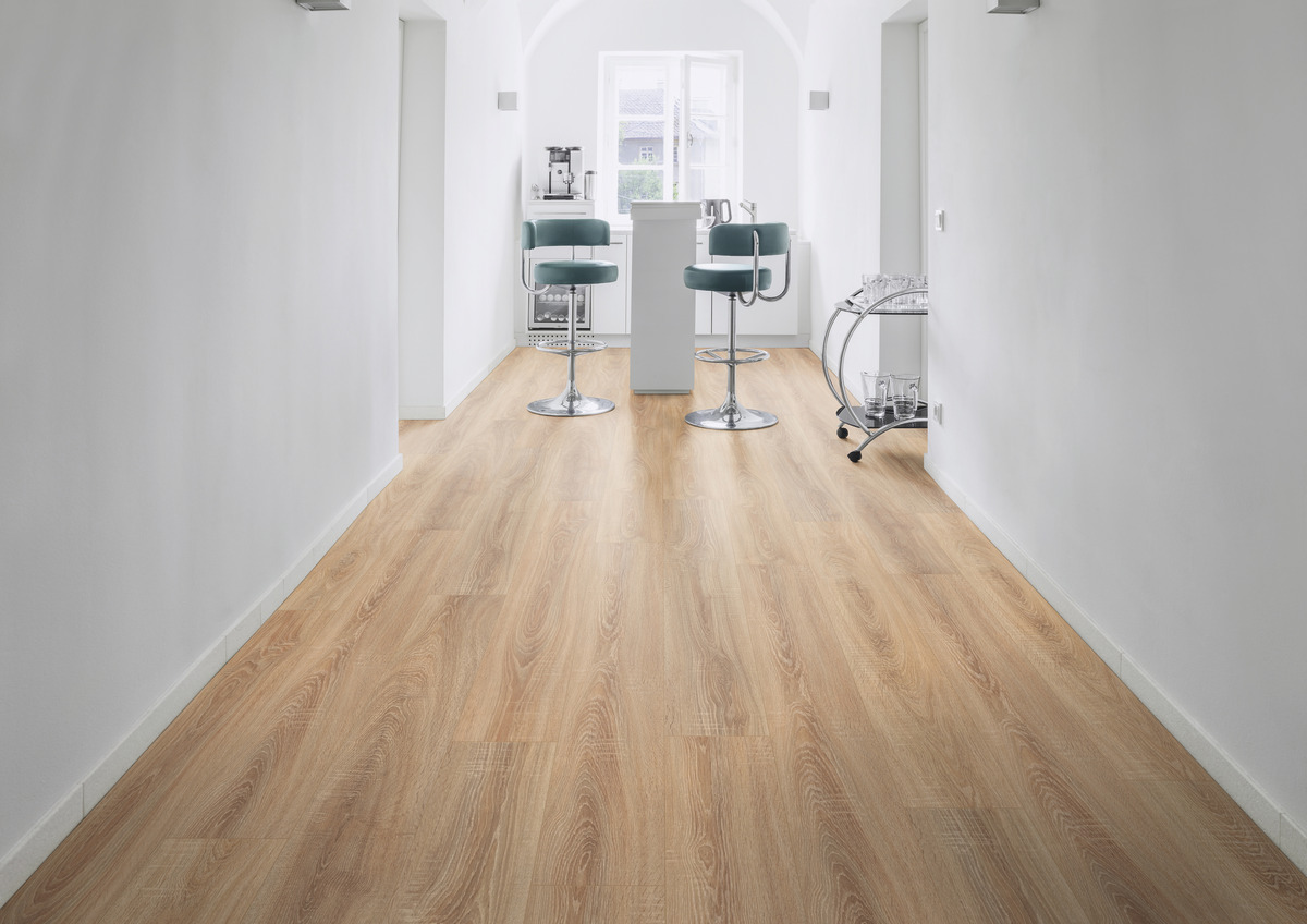 Helle Holzoptik Bodenbelag mit heller Wandgestaltung und Barhocker in einem modernen Raum.