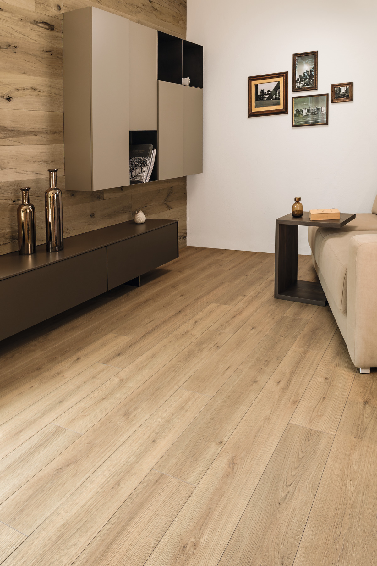 Moderne Raumgestaltung mit Holzbodenoptik und Akzentwand für Bodenbeläge und Innenausbau.
