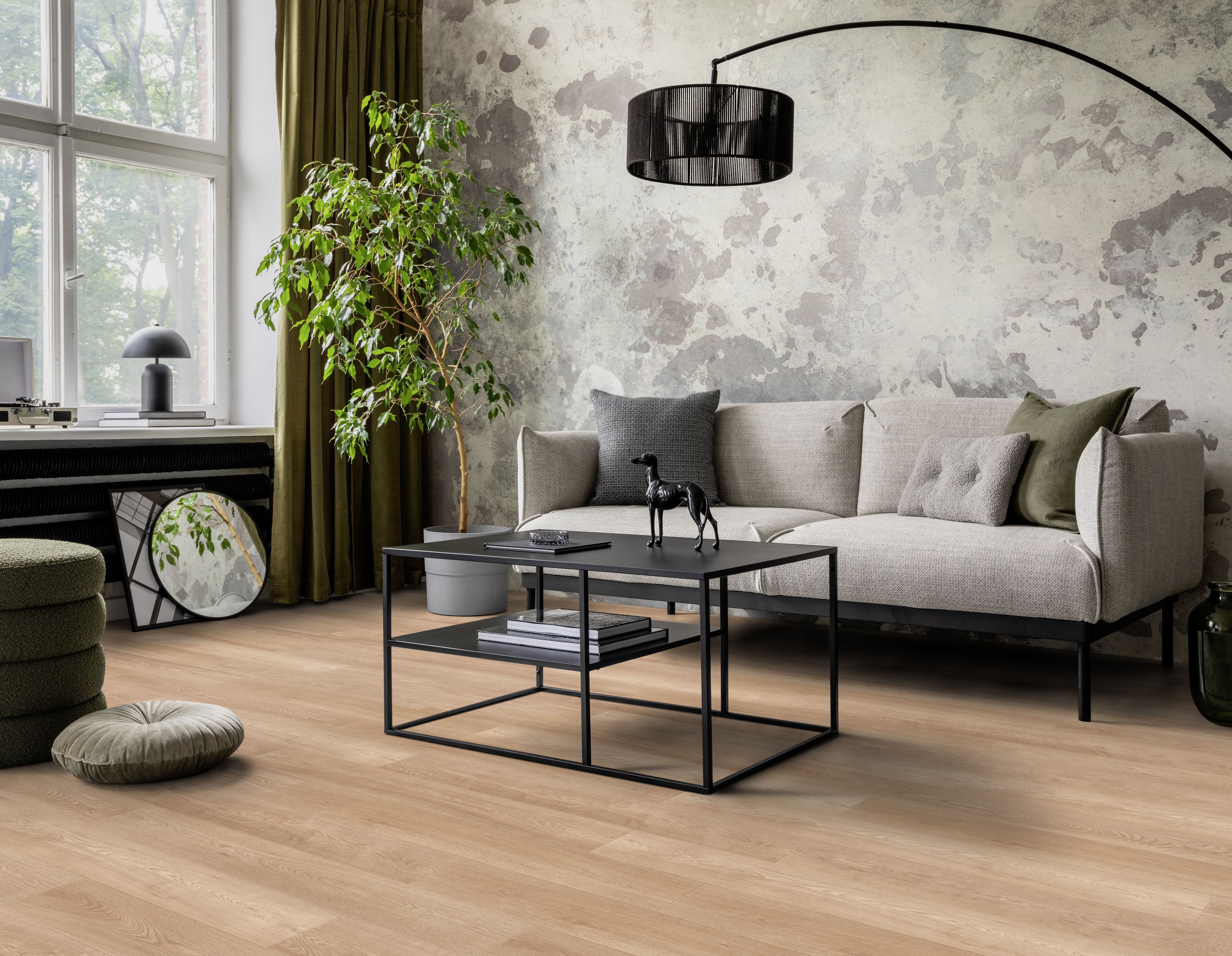Raumgestaltung mit hellem Holzoptik-Bodenbelag, moderner Couch und strukturierter Wandgestaltung für ansprechenden Innenausbau.