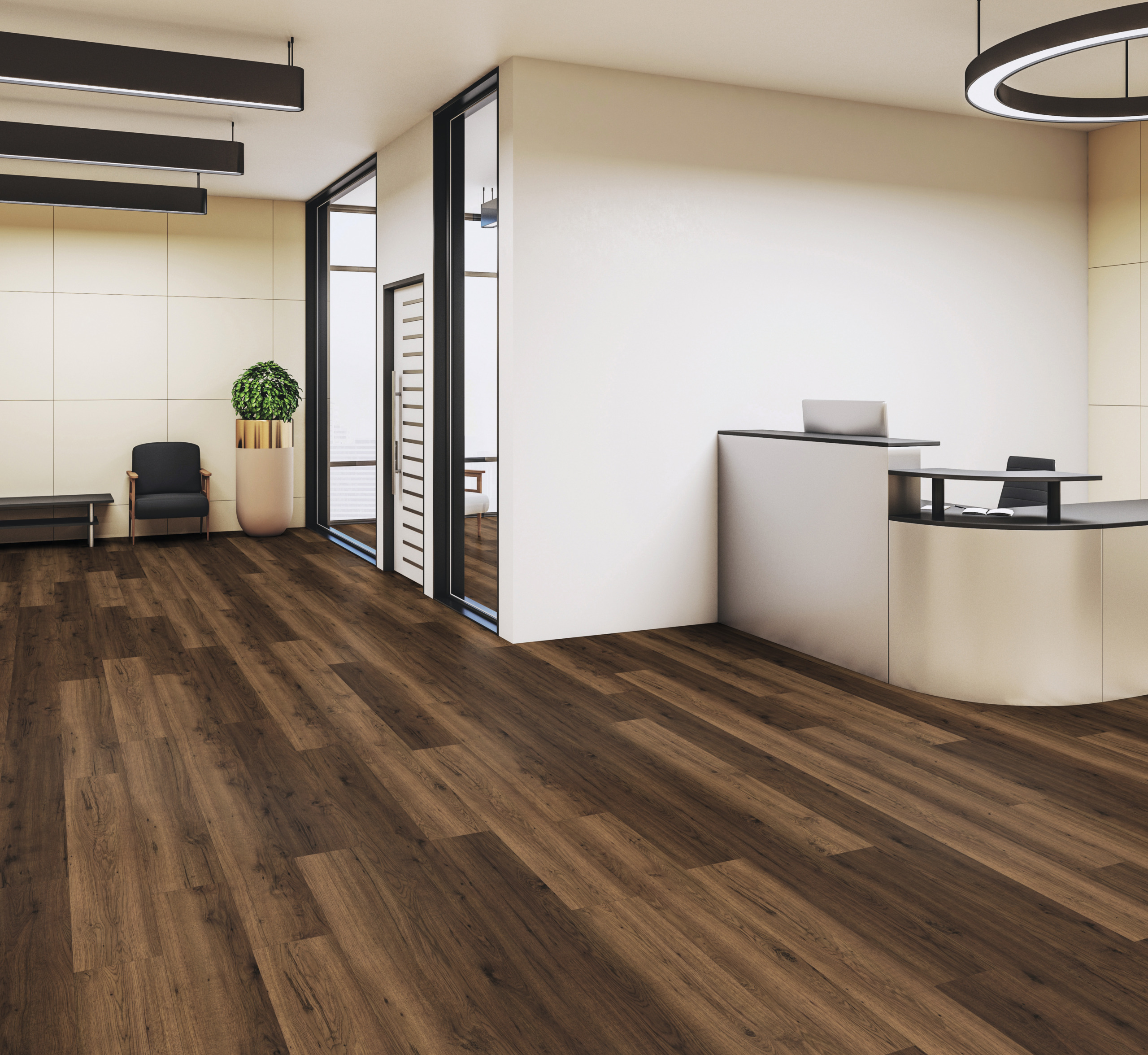 Moderne Raumgestaltung mit dunklem Holzoptik Bodenbelag und heller Wandgestaltung, mit Empfangstresen und Sitzmöbeln.