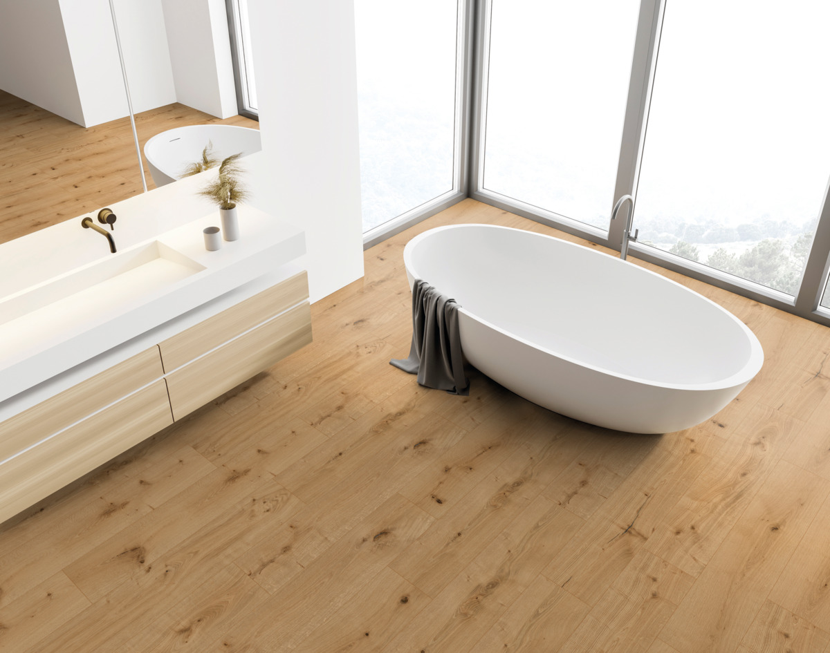 Helle Holzoptik Bodenbeläge in einem modernen Bad mit freistehender Badewanne und Waschtisch, Wandgestaltung mit Akzenten.