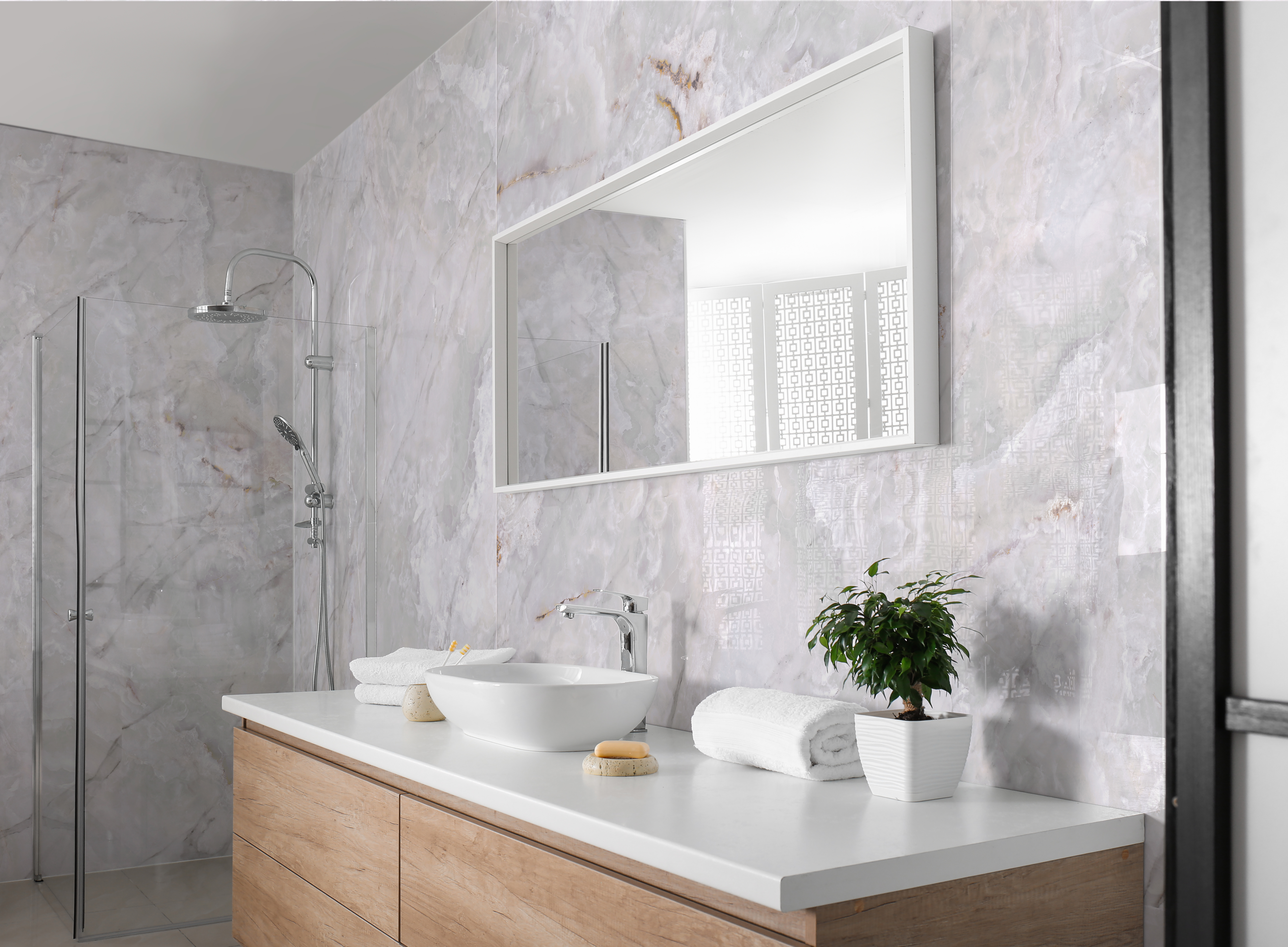 Badezimmer mit Marmoroptik Wandgestaltung, Holzoptik Waschtischunterschrank und Dusche. Stilvolle Raumgestaltung.