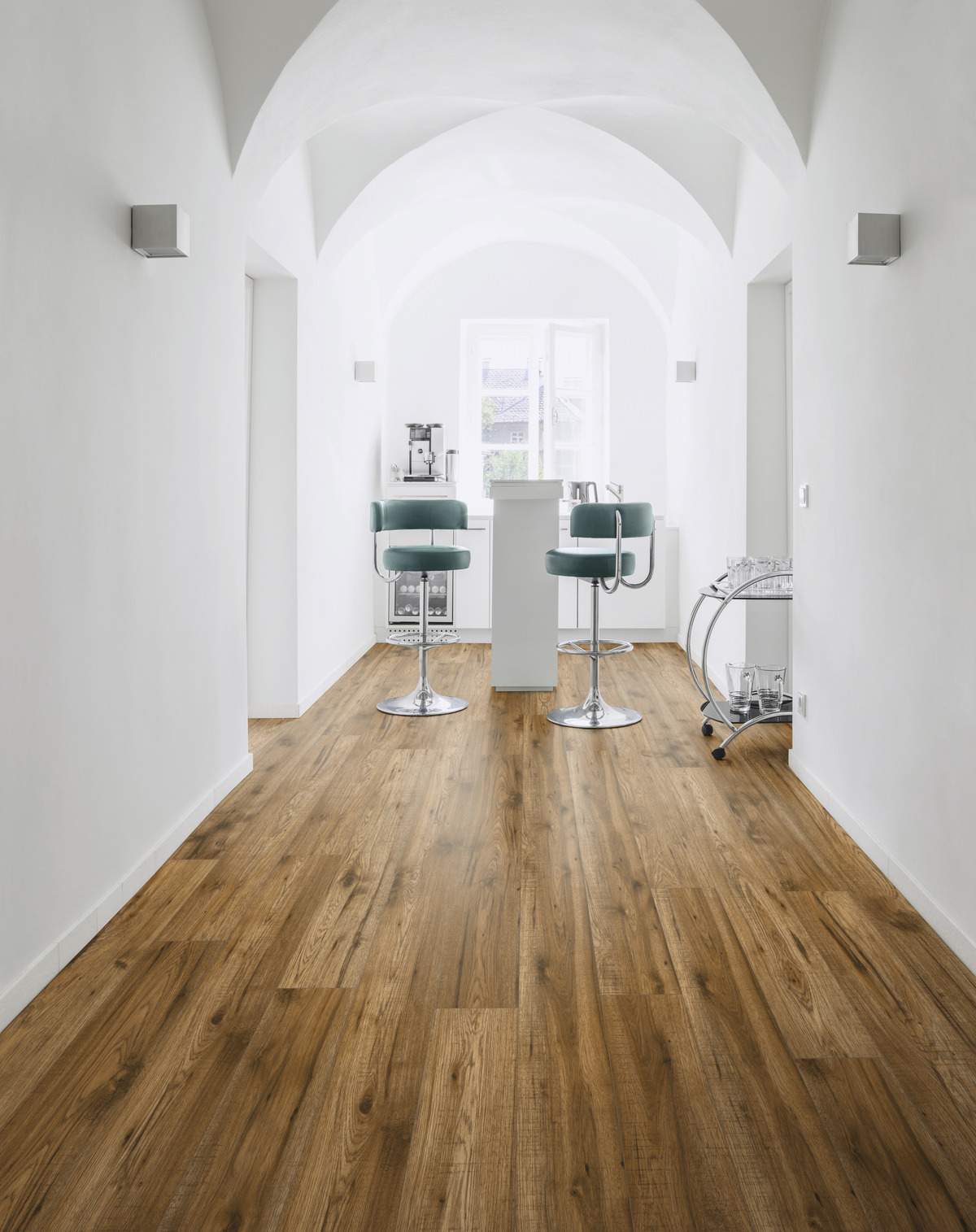 Moderne Raumgestaltung mit Holzboden-Optik, weißen Wänden und Barmöbeln mit Wandabschluss.