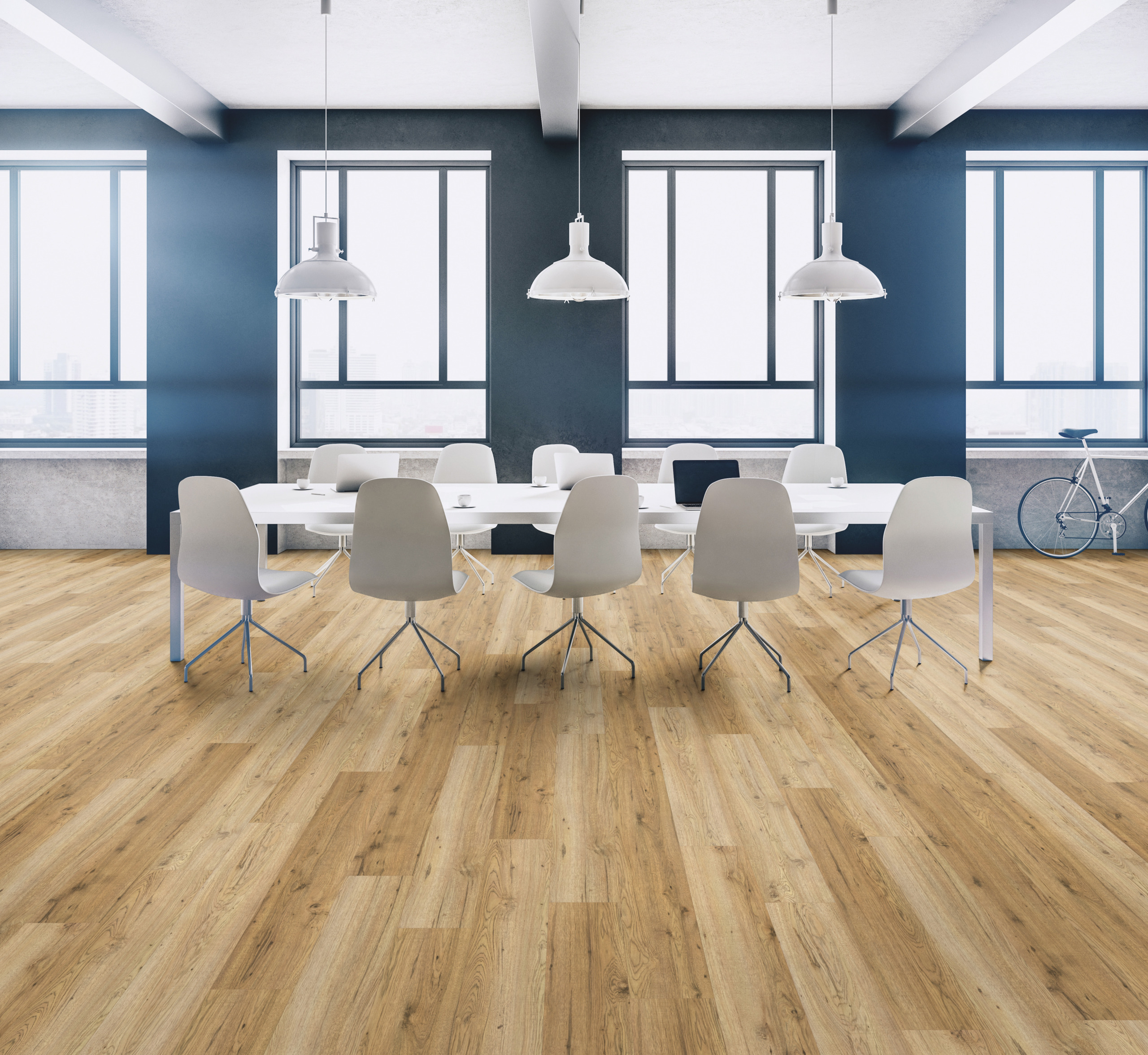 Moderne Büroraumgestaltung mit Holzoptik Bodenbelag, dunkler Wand und weißem Konferenztisch.