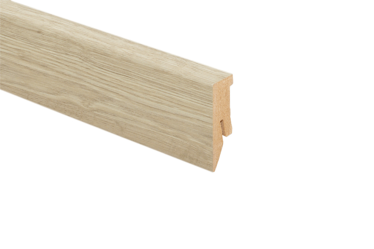 Sockelleiste mit heller Holzoptik und sichtbarer Maserung, ideal als Wandabschluss für diverse Bodenbeläge.