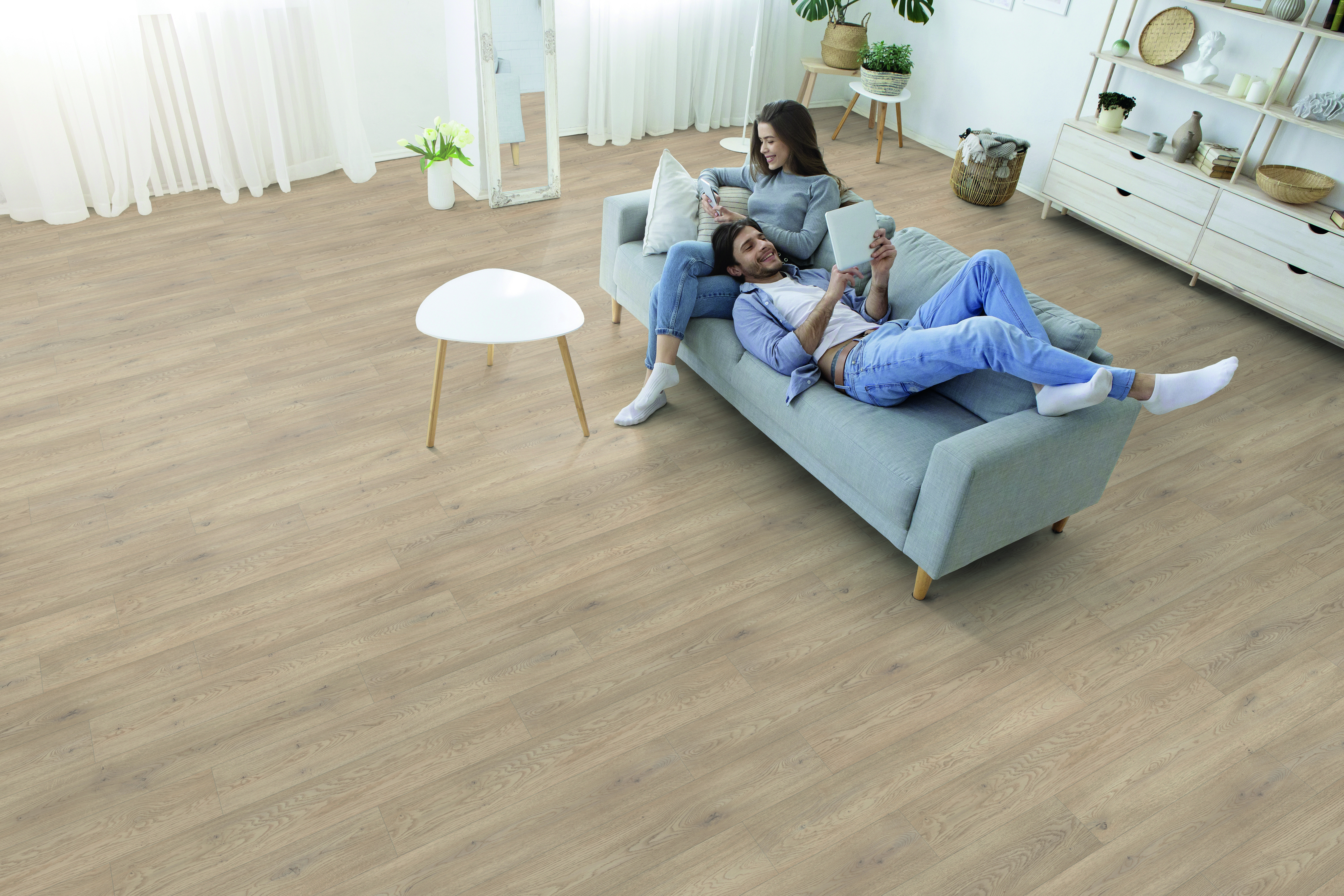 Helle Holzoptik Bodenbelag in einem modernen Wohnraum mit Sofa und Einrichtung für stilvolle Raumgestaltung.