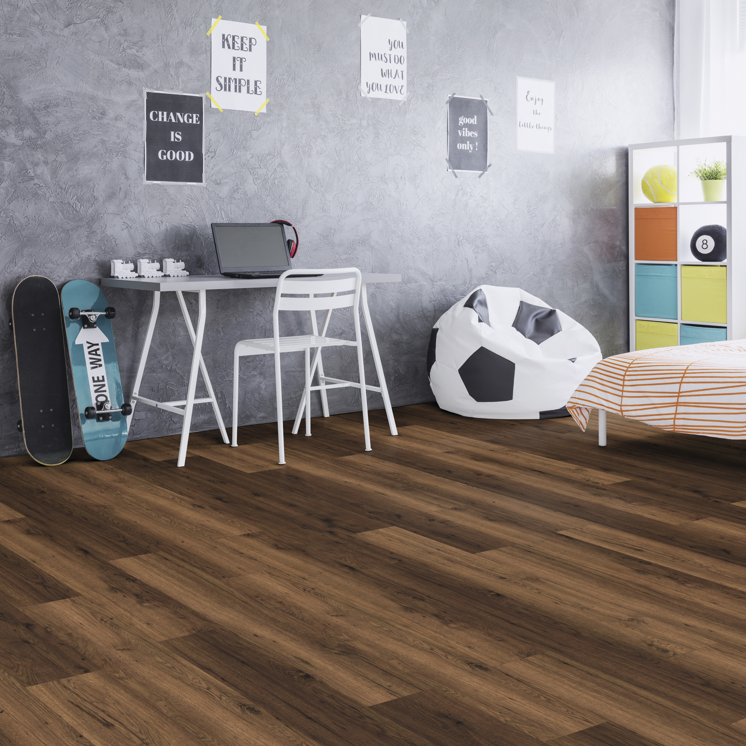 Jugendzimmer mit Bodenbelag in Holzoptik, strukturierter Wandgestaltung und passender Wandabschluss. Mit Schreibtisch, Bett und Aufbewahrungsmöbeln.