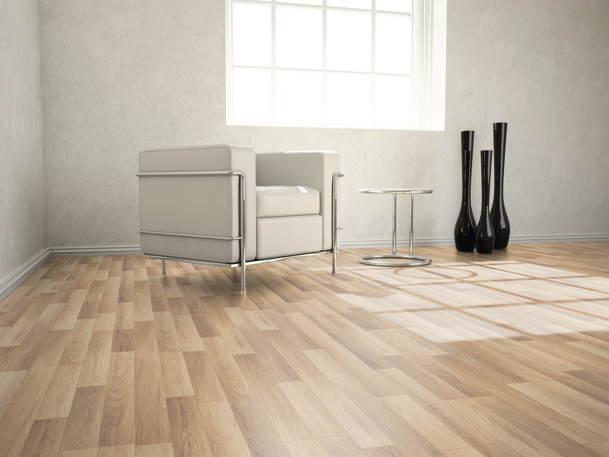 Helle Raumgestaltung mit Holzoptik Bodenbelag, weißem Sessel und Akzentwand, perfekt für Ihr Interieur.