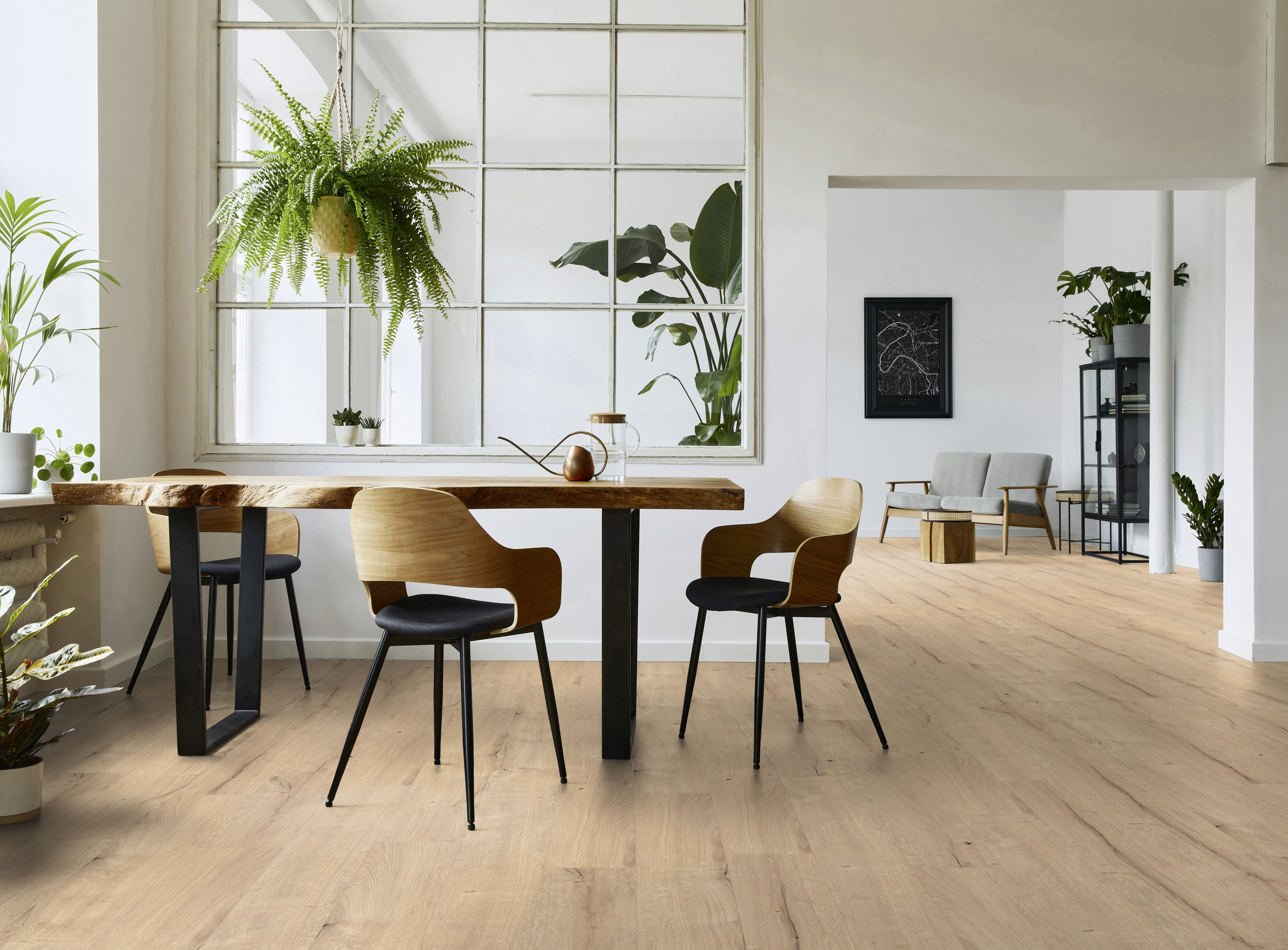 Helle Holzoptik Bodenbelag in einem modern eingerichteten Essbereich mit Holztisch und Stühlen, Wandgestaltung mit Pflanzen.